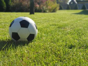 洪明甫机场遭狂嘘 ：球迷敲鼓高喊 洪明甫面无表情离场（配图示意）